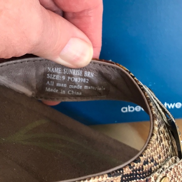 ABEO Sandals Sunrise Snake Print Size 9 Like New - Picture 6 of 16